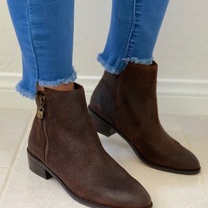 Distressed Chelsea Pointy Toe Flat Ankle Booties